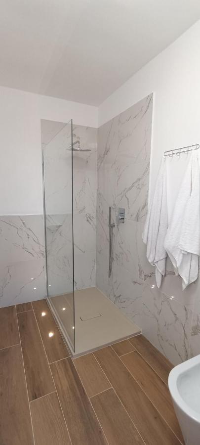 Casa Camelia - Appartamento In Centro A Сереньо Экстерьер фото
